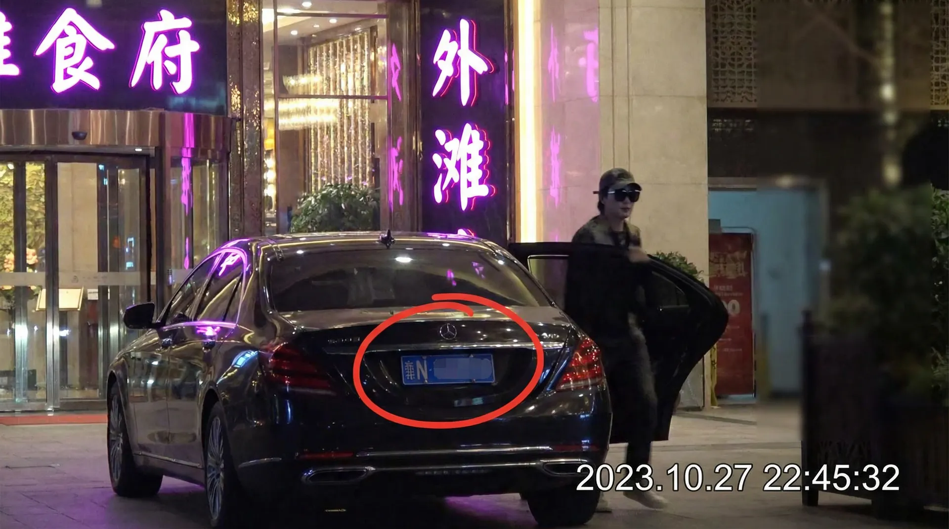 腾龙娱乐平台 - 豪车餐厅外偷拍
